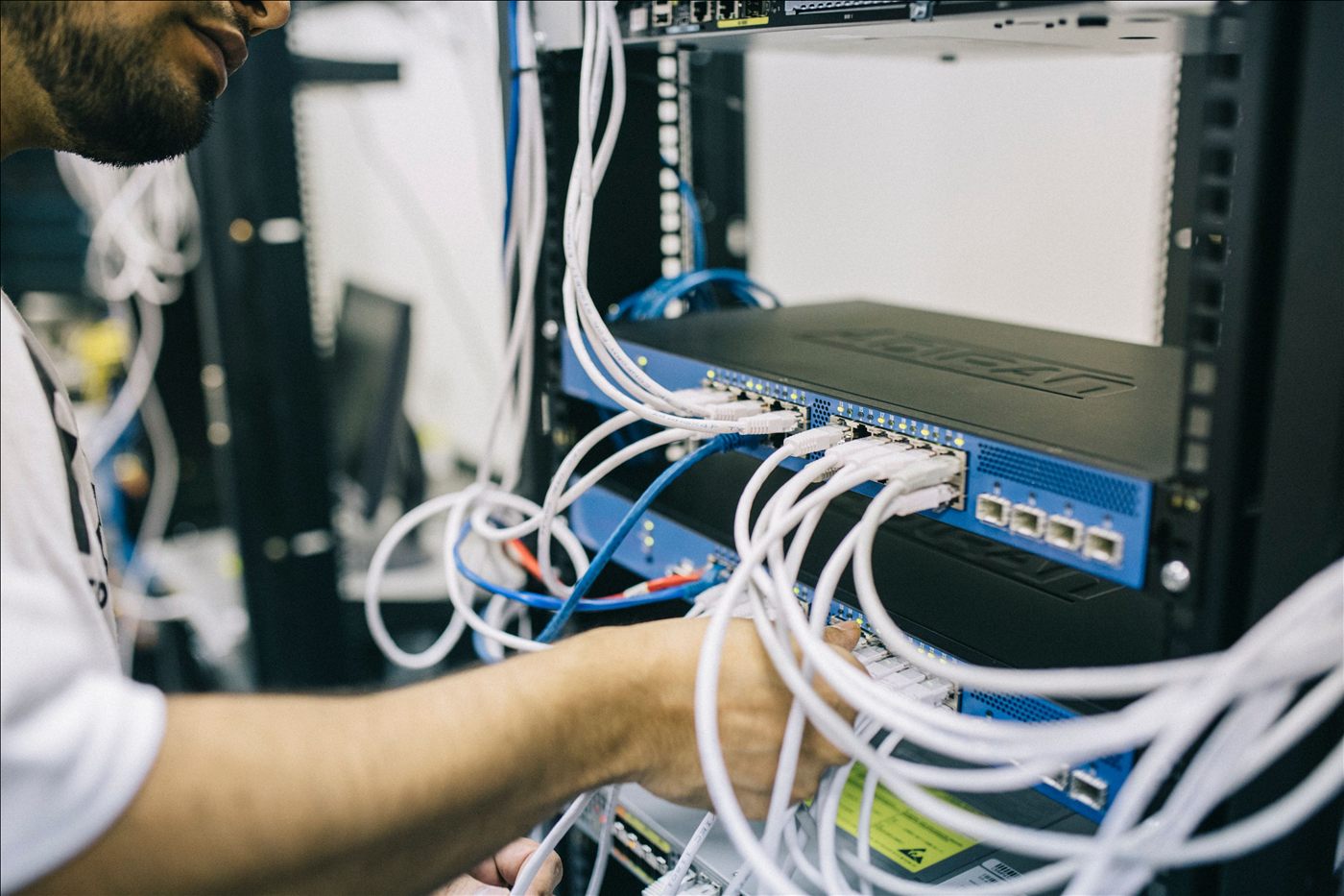Técnico organizando cabos em data center